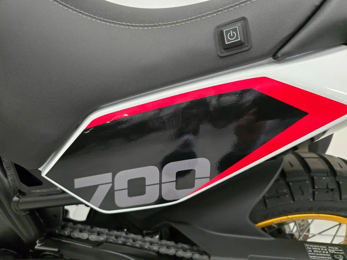 Moto Morini X-Cape 700 Gold Edition (2025 - 26) (5)
