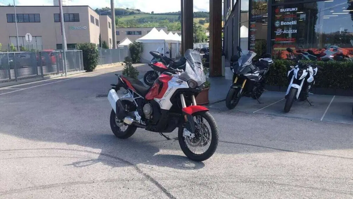 MV Agusta Turismo Veloce 800 Lusso SCS (2021 - 26) (3)