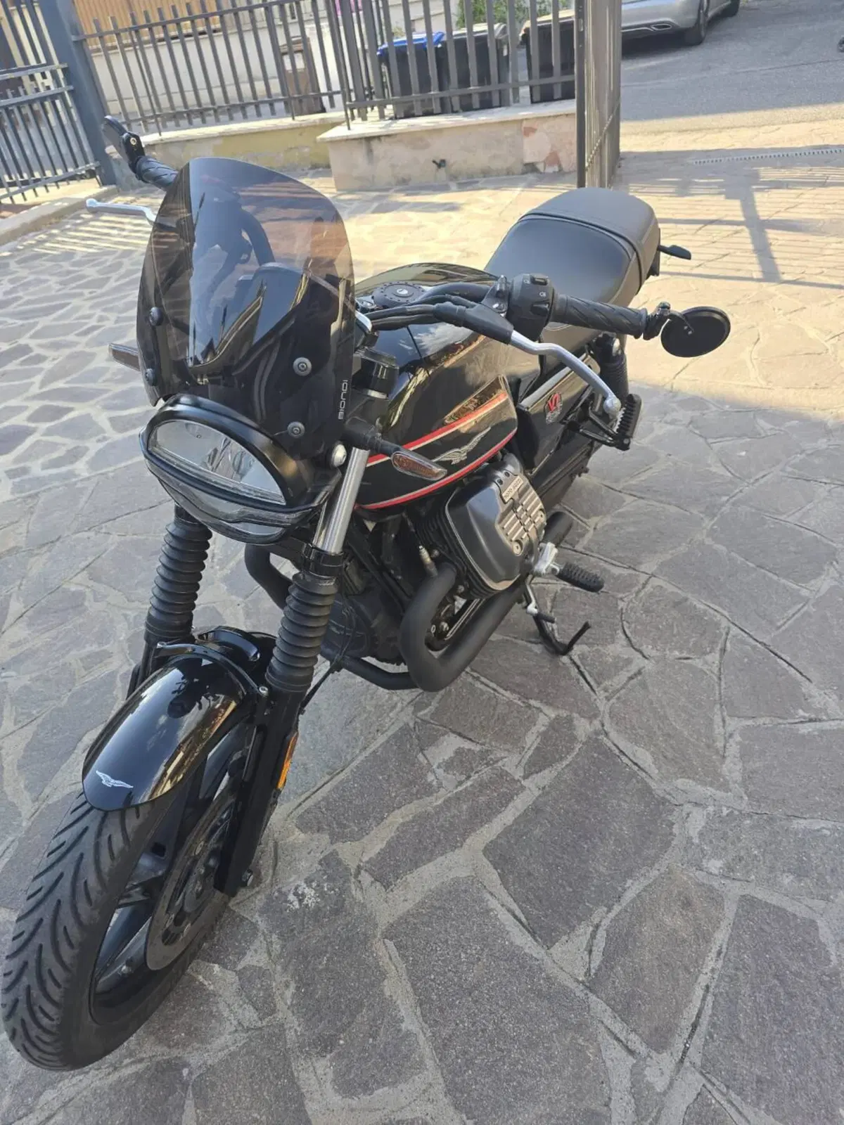 Moto Guzzi V7 Stone Special Edition (2022 - 25) (4)