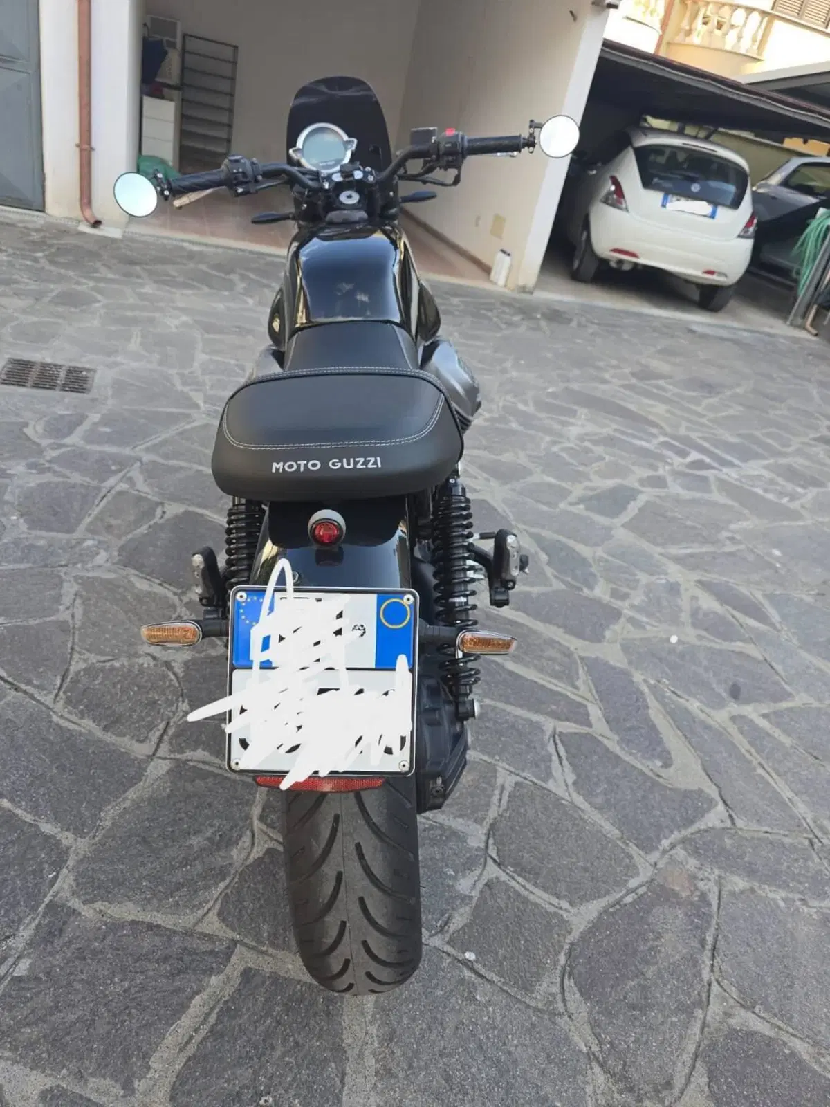 Moto Guzzi V7 Stone Special Edition (2022 - 25) (5)
