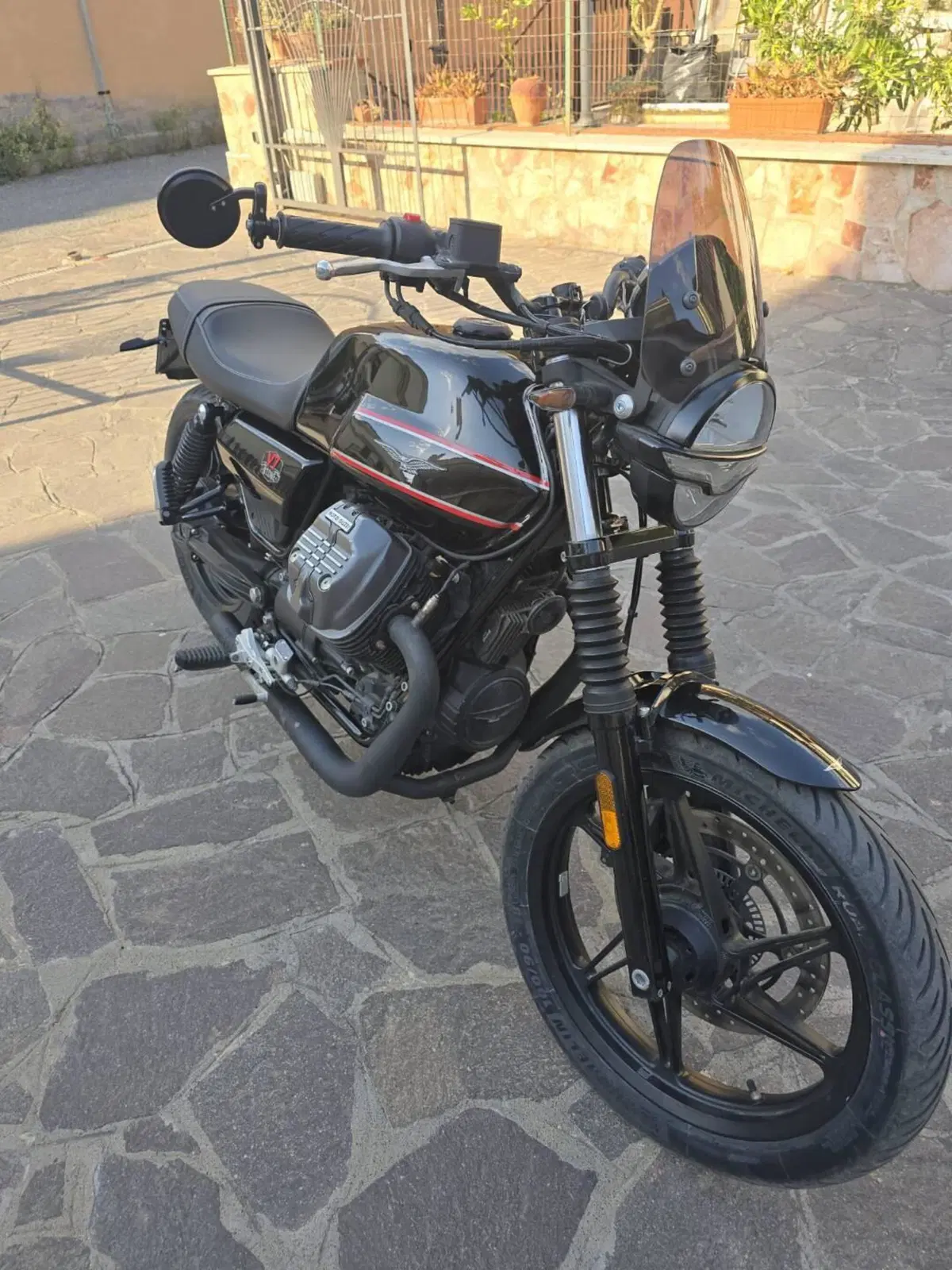 Moto Guzzi V7 Stone Special Edition (2022 - 25) (6)