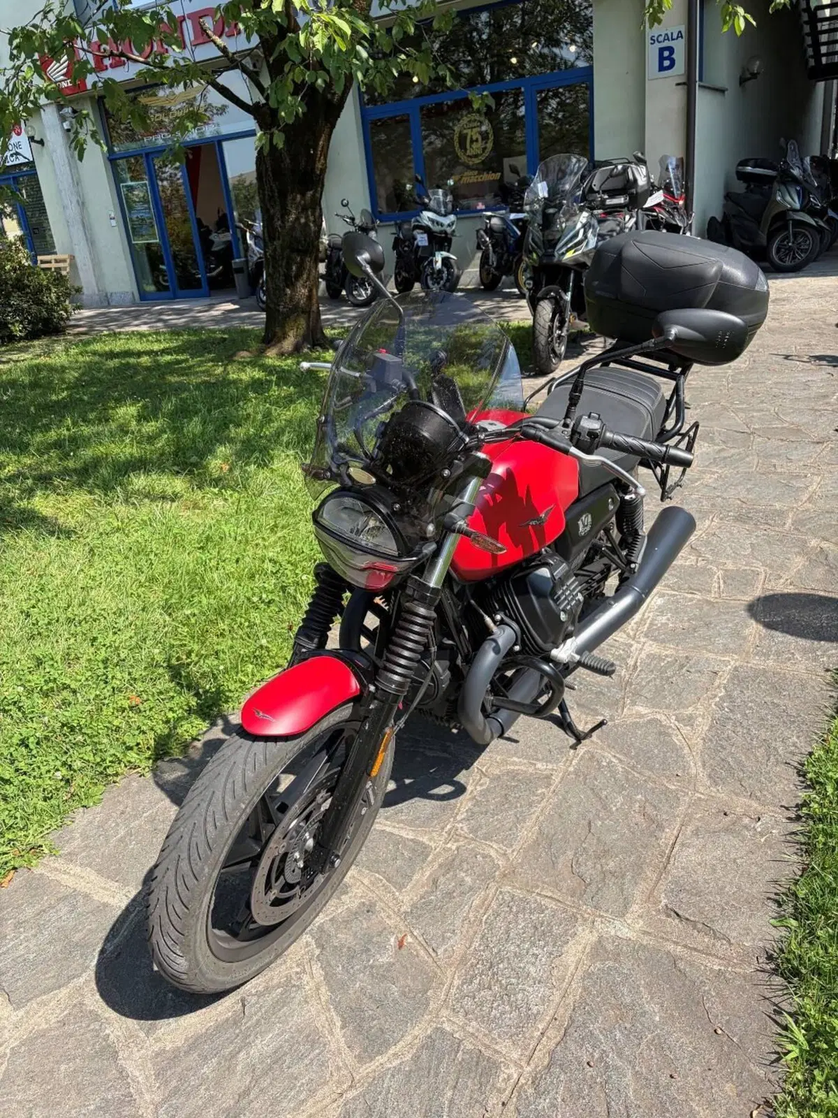 Moto Guzzi V7 Stone (2021 - 24) (3)
