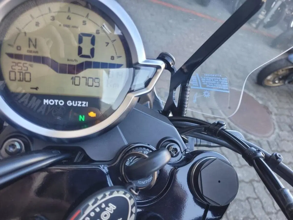 Moto Guzzi V7 Special (2021 - 24) (3)