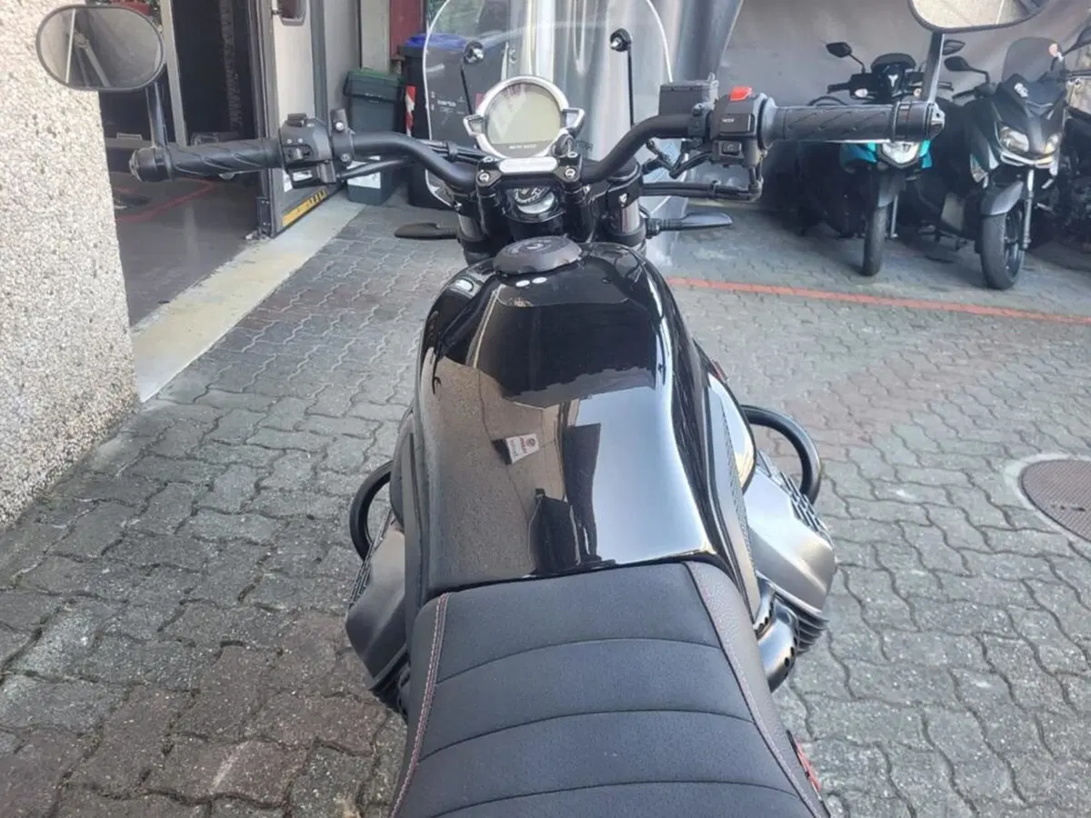 Moto Guzzi V7 Special (2021 - 24) (6)