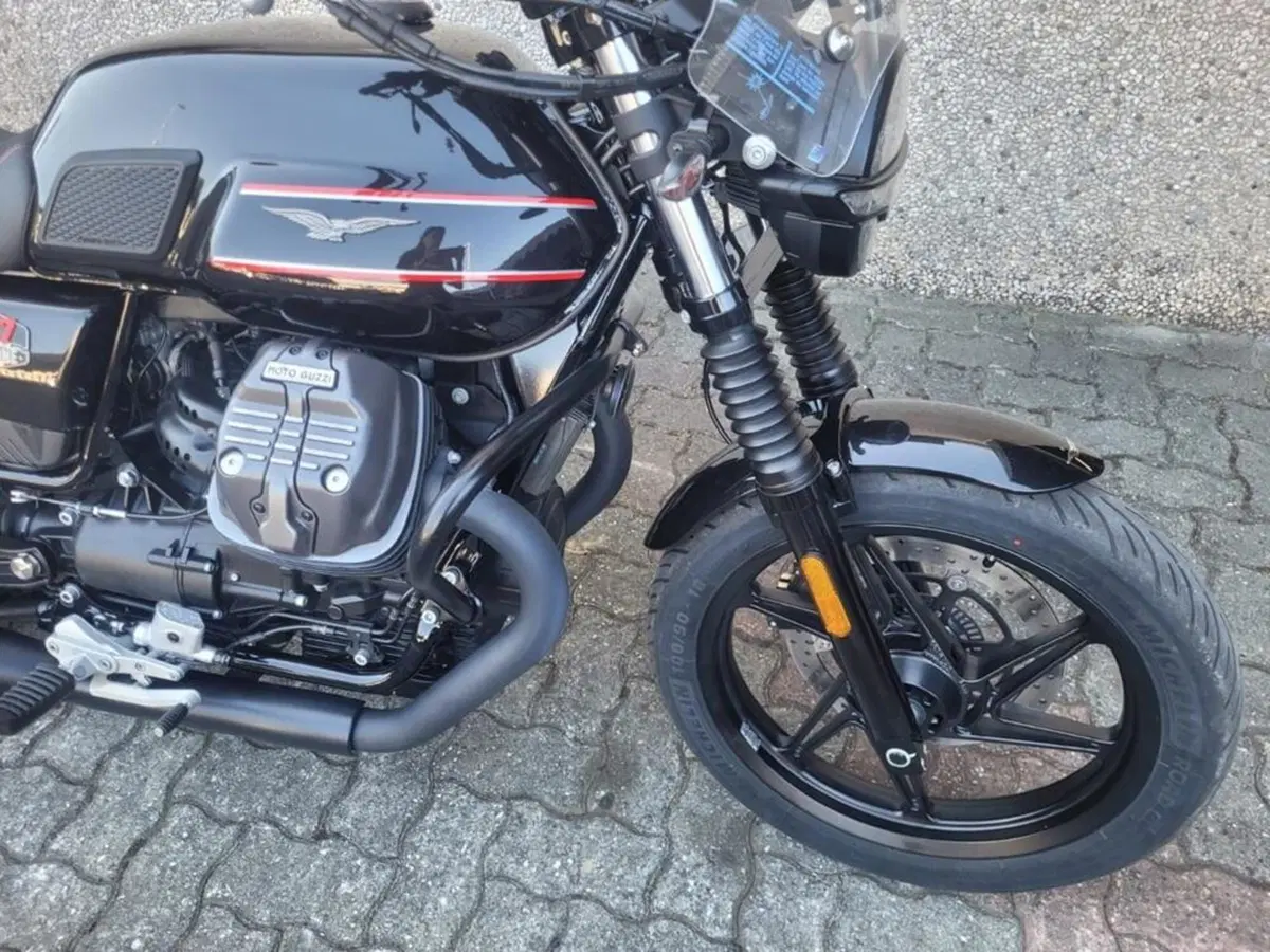Moto Guzzi V7 Special (2021 - 24) (2)
