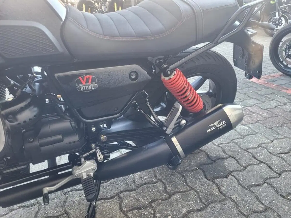Moto Guzzi V7 Special (2021 - 24) (10)