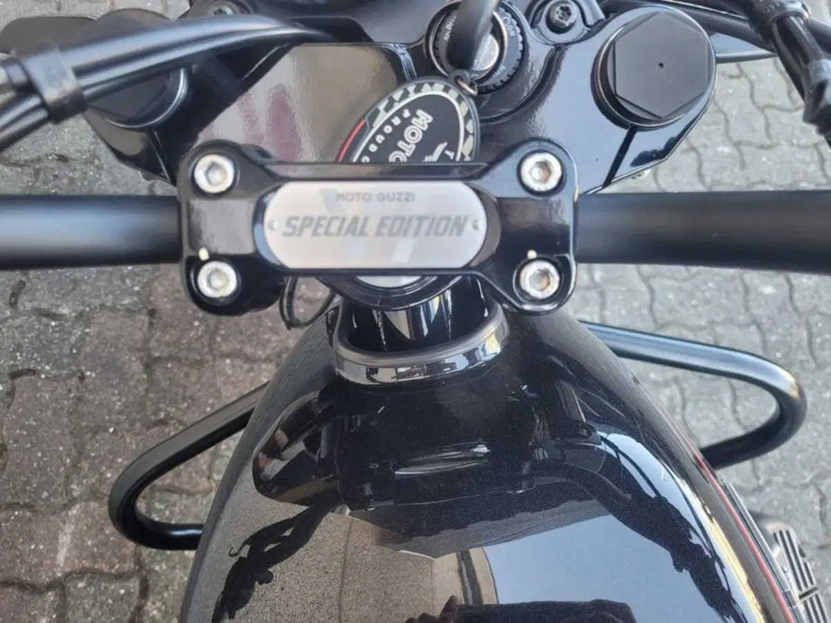 Moto Guzzi V7 Special (2021 - 24) (7)
