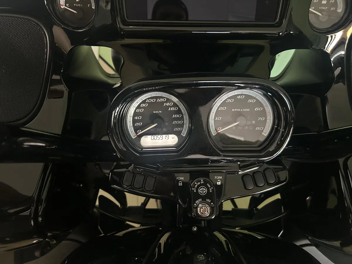 Harley-Davidson 114 Road Glide Limited (2020) - FLTRK (5)
