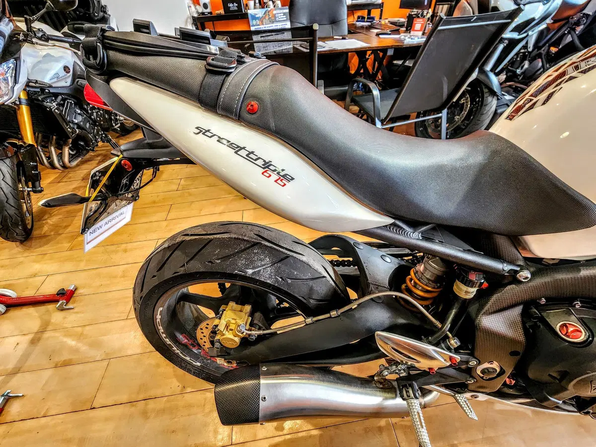 Triumph Street Triple (2007 - 12) (8)