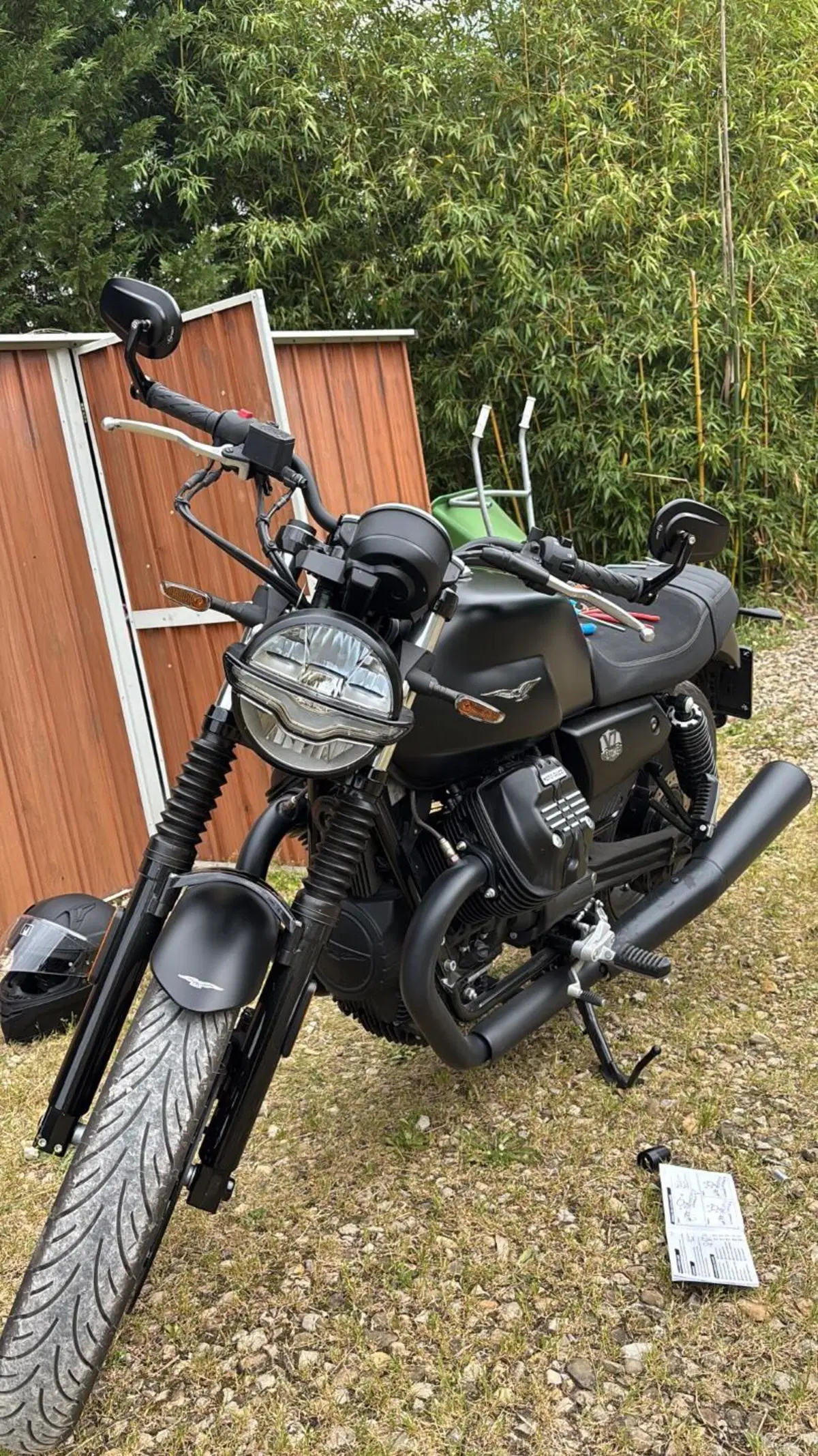 Moto Guzzi V7 Stone (2021 - 24) (2)