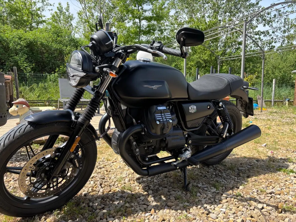 Moto Guzzi V7 Stone (2021 - 24) (4)