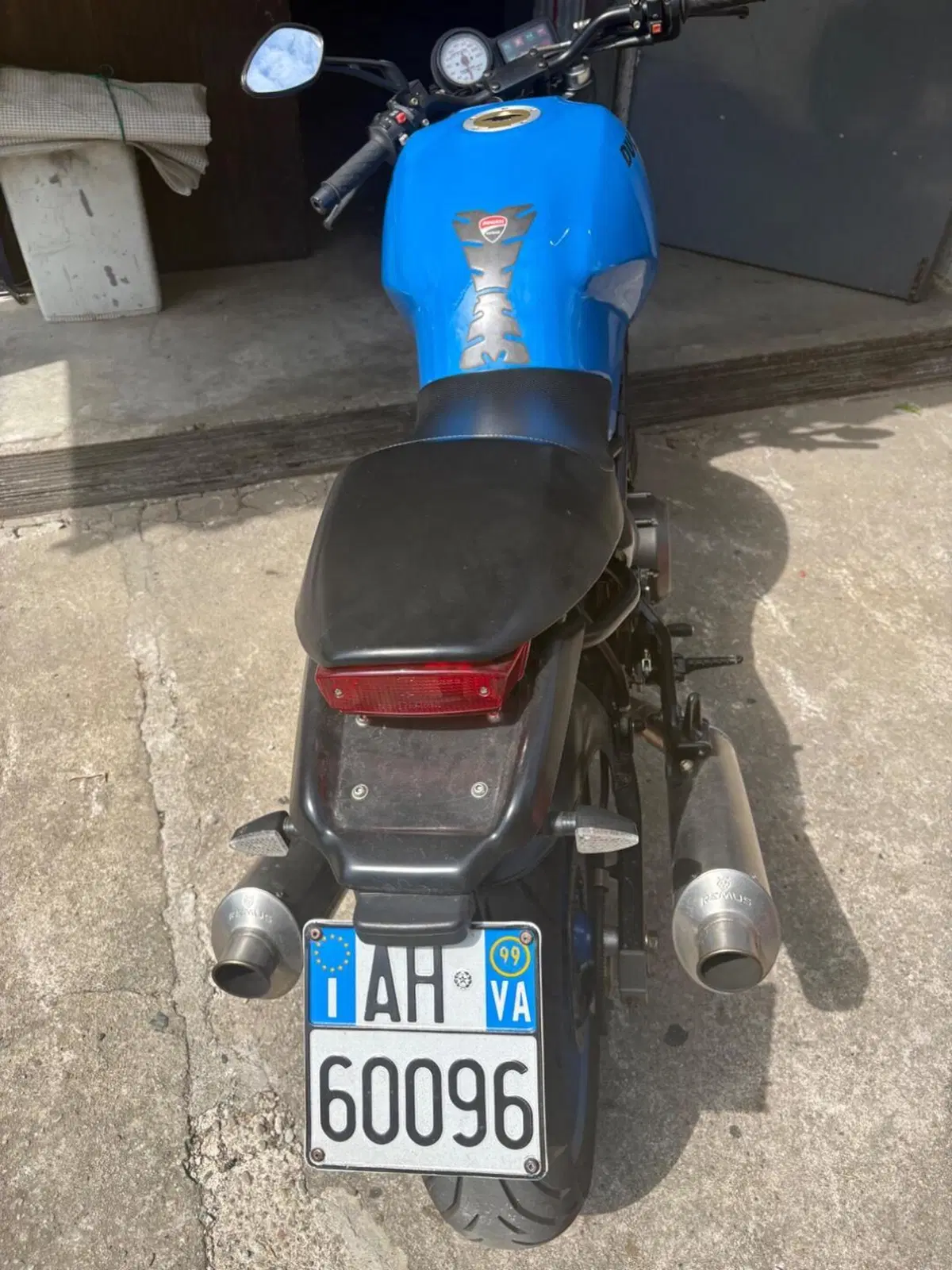 Ducati Monster 600 Dark (1998 - 01) (2)