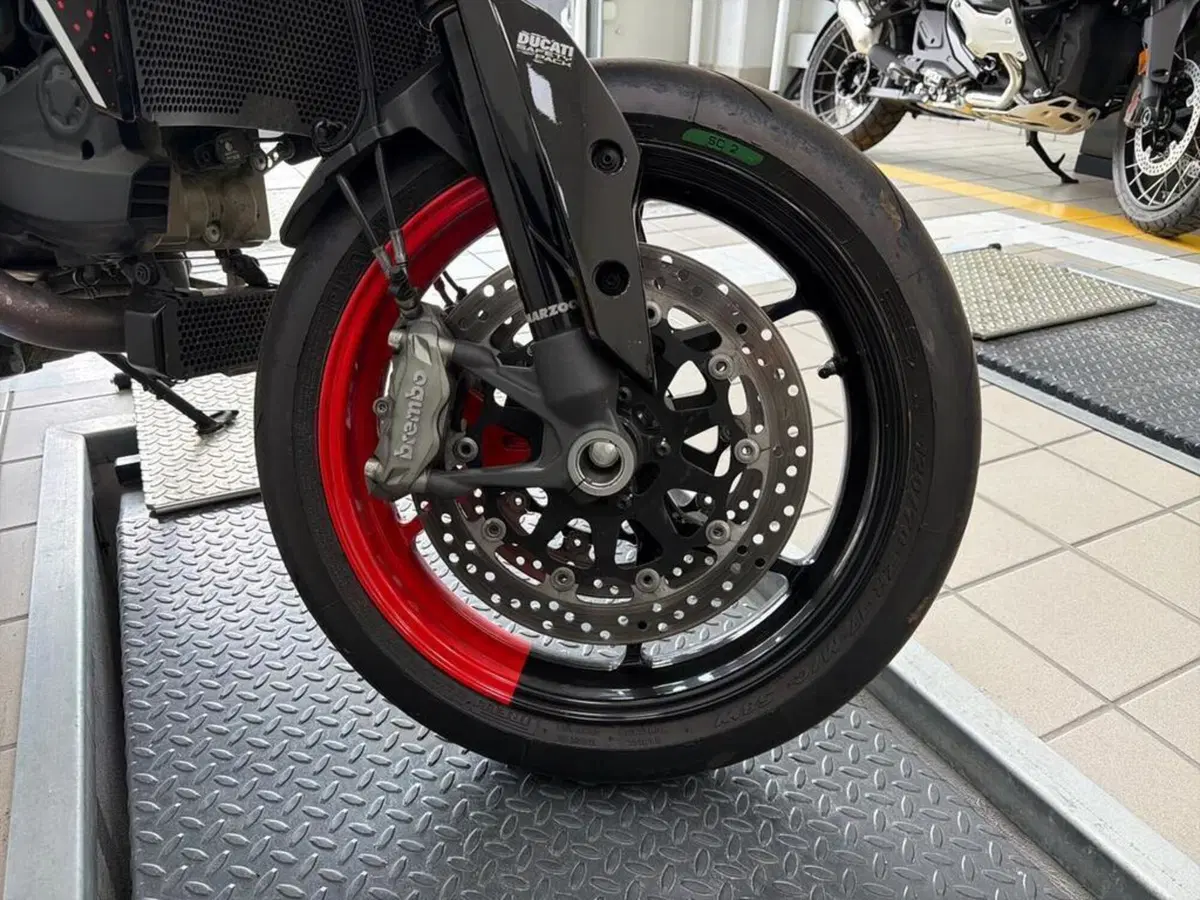 Ducati Hypermotard 950 RVE (2020) (4)
