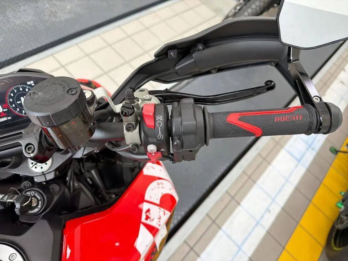 Ducati Hypermotard 950 RVE (2020) (8)