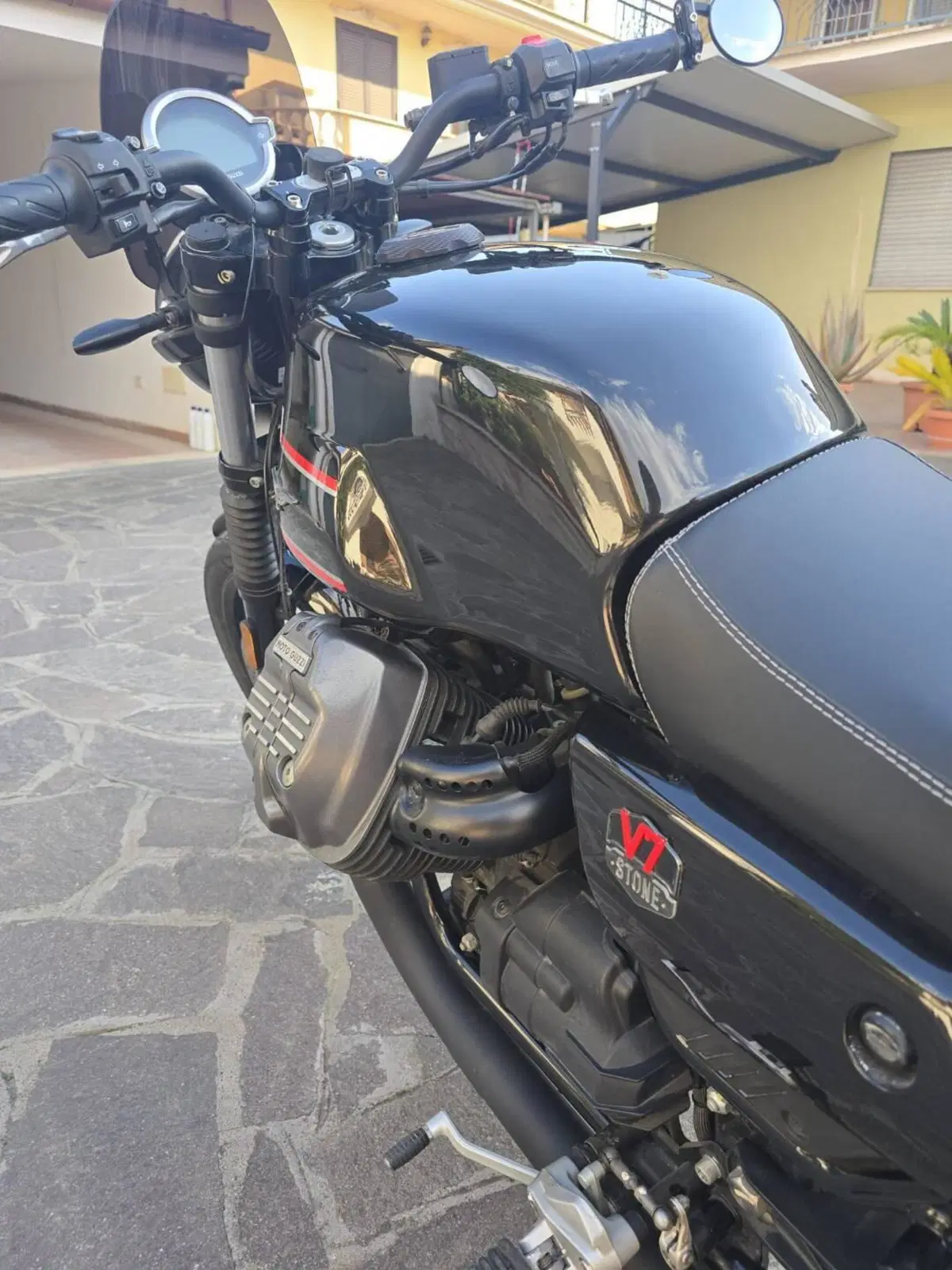 Moto Guzzi V7 Stone Special Edition (2022 - 25) (4)