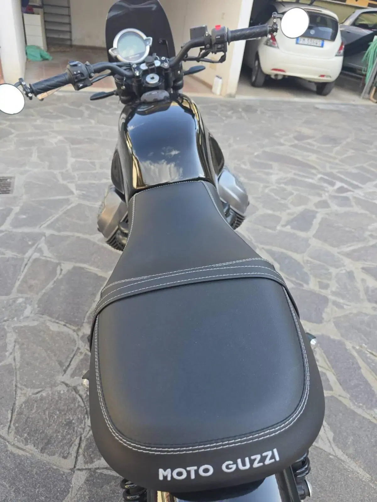Moto Guzzi V7 Stone Special Edition (2022 - 25) (5)