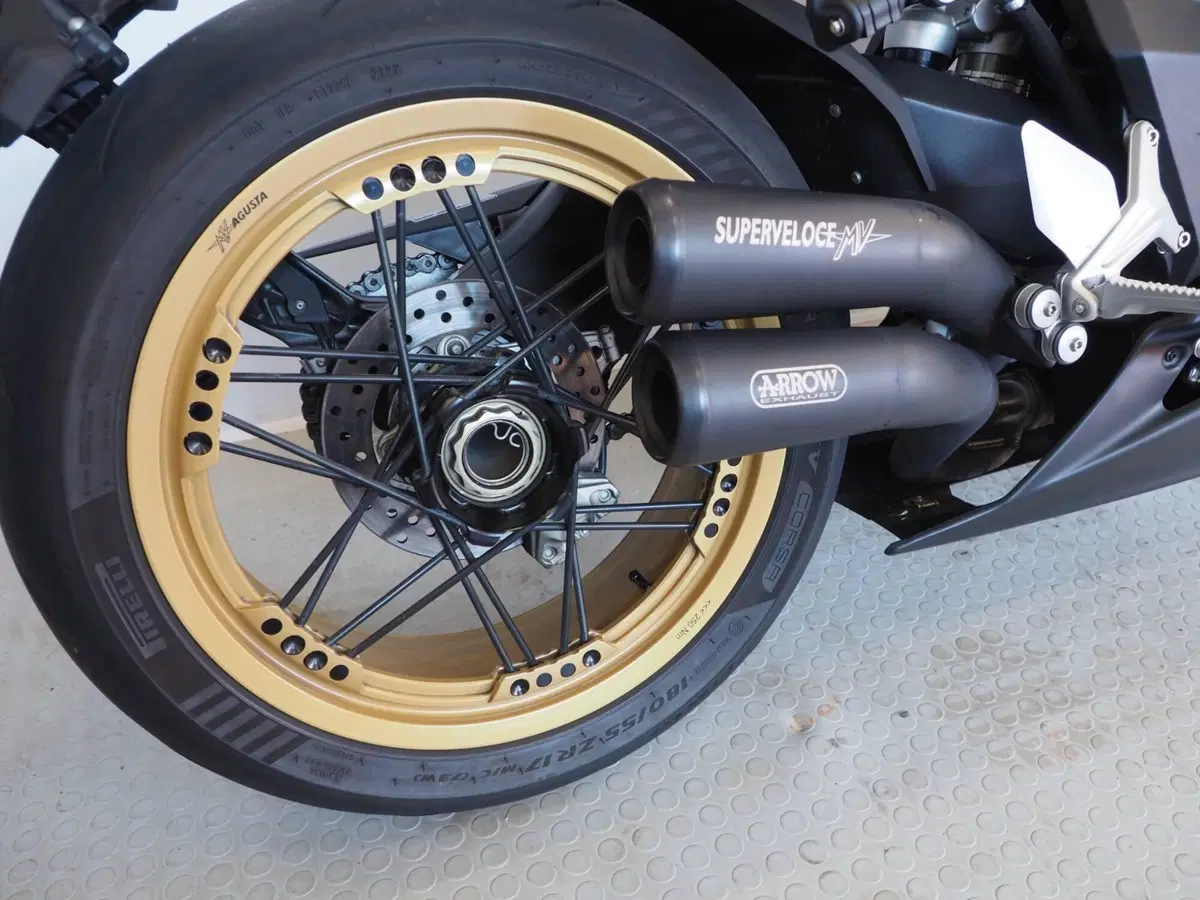 MV Agusta Superveloce 800 S (2021 - 25) (2)