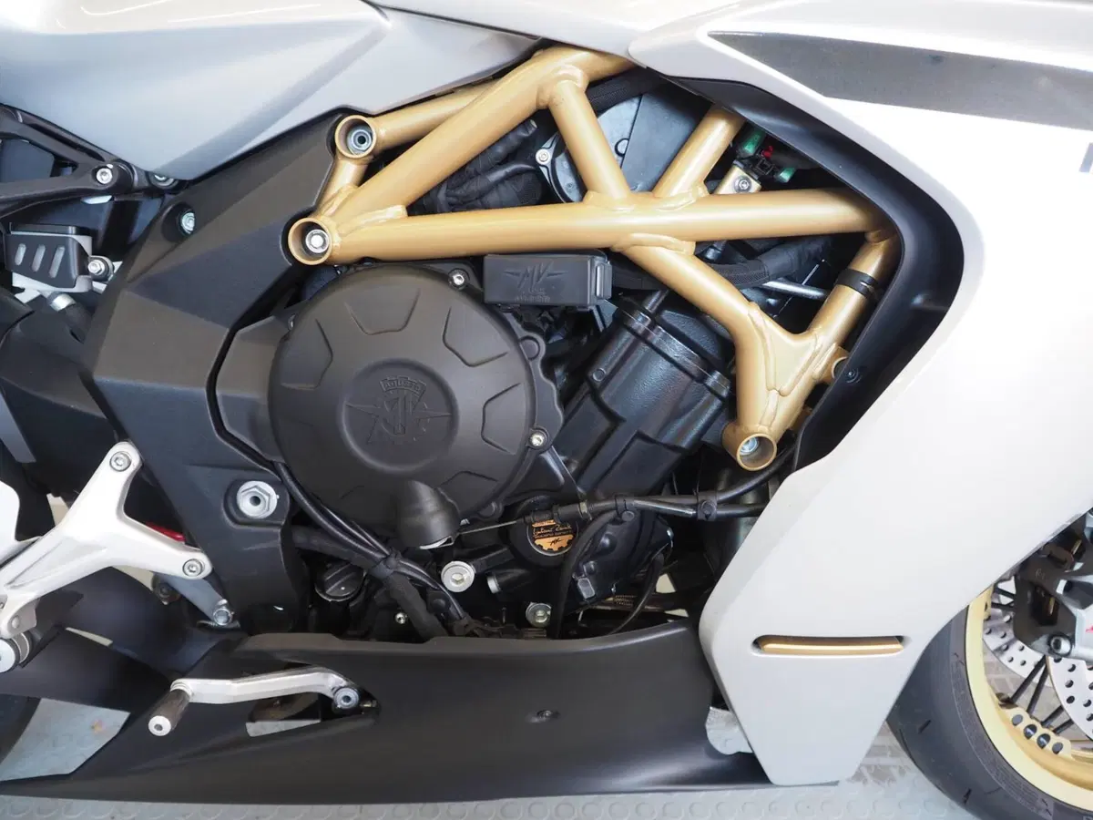 MV Agusta Superveloce 800 S (2021 - 25) (3)