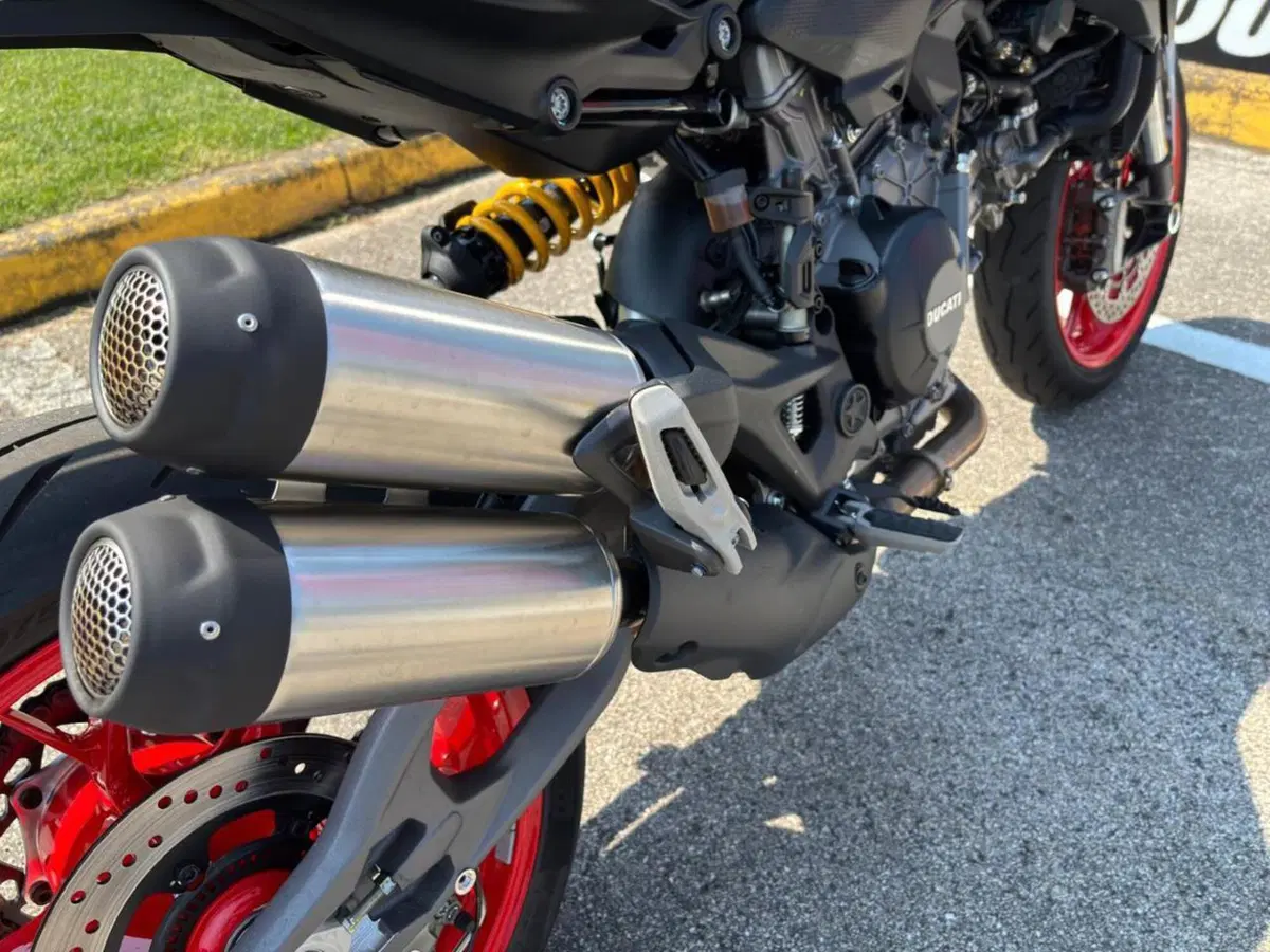 Ducati Monster 890 + (2026) (10)