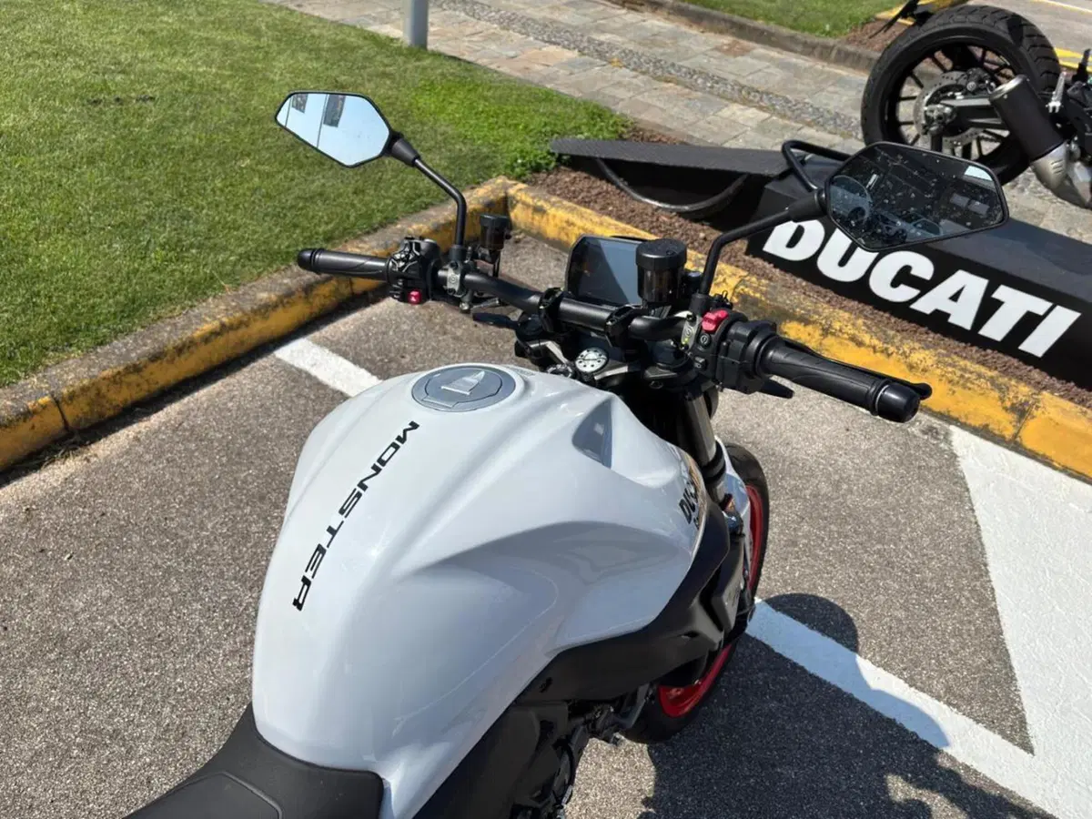 Ducati Monster 890 + (2026) (7)