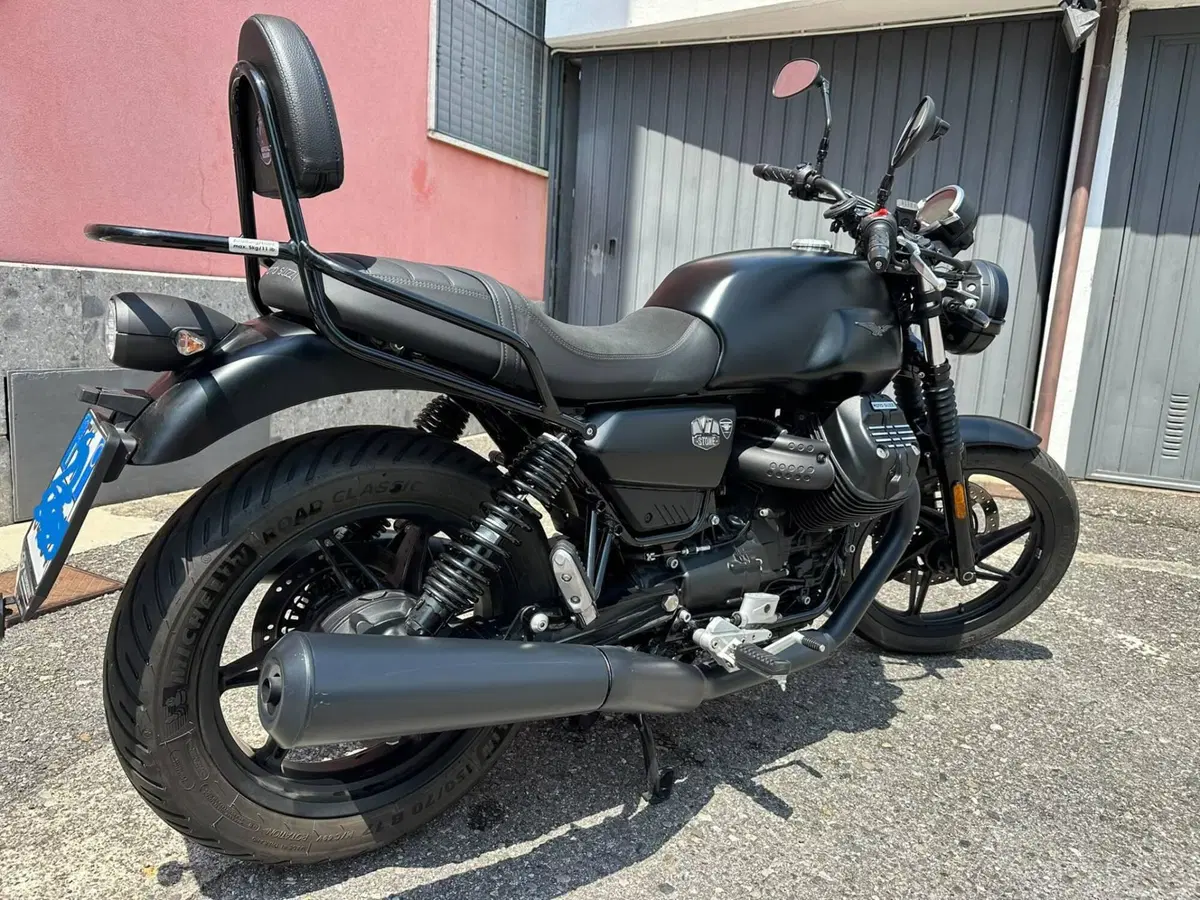 Moto Guzzi V7 Stone (2021 - 24)
