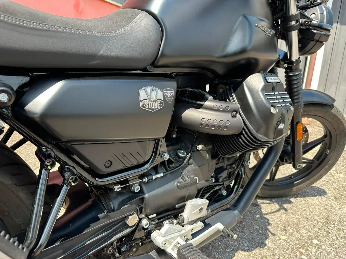 Moto Guzzi V7 Stone (2021 - 24) (3)