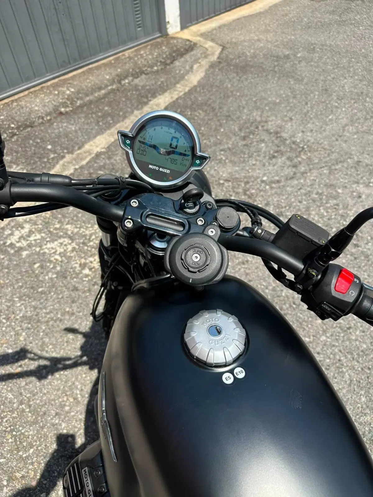 Moto Guzzi V7 Stone (2021 - 24) (11)