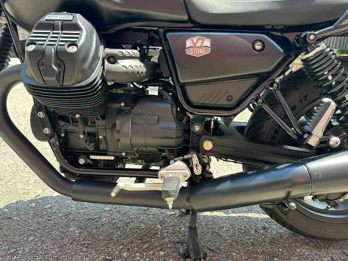 Moto Guzzi V7 Stone (2021 - 24) (14)