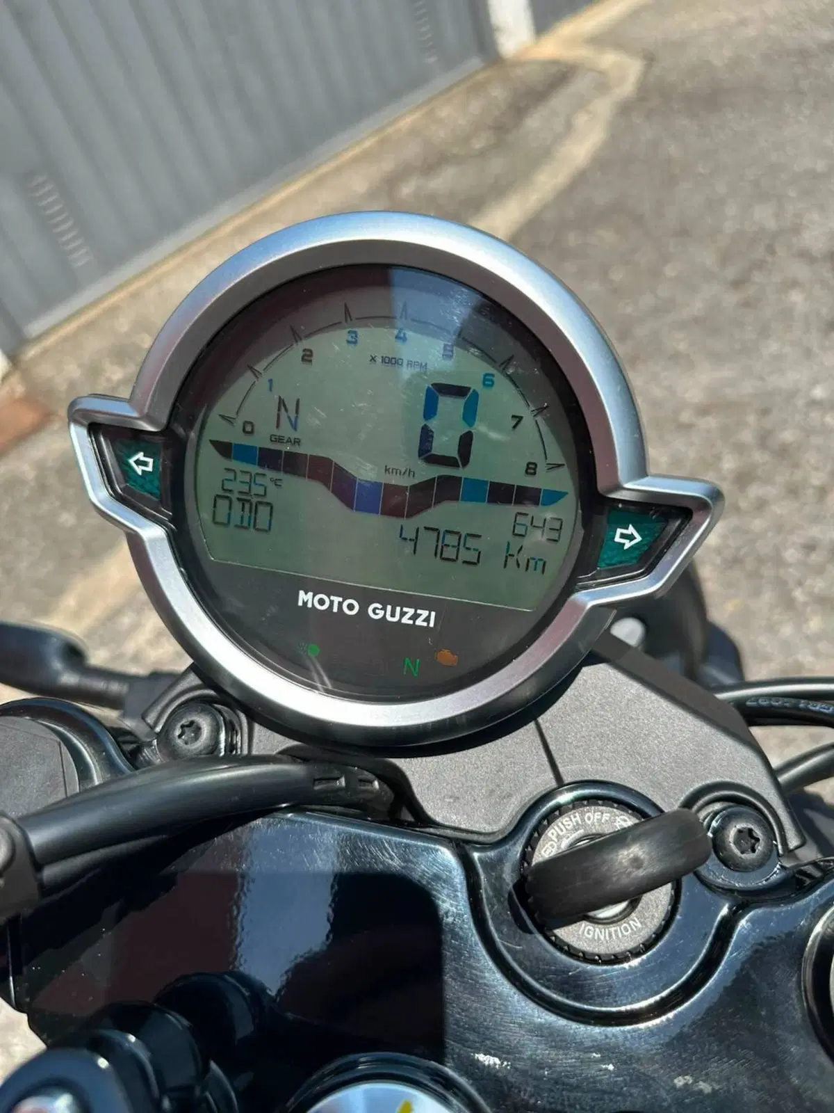 Moto Guzzi V7 Stone (2021 - 24) (15)