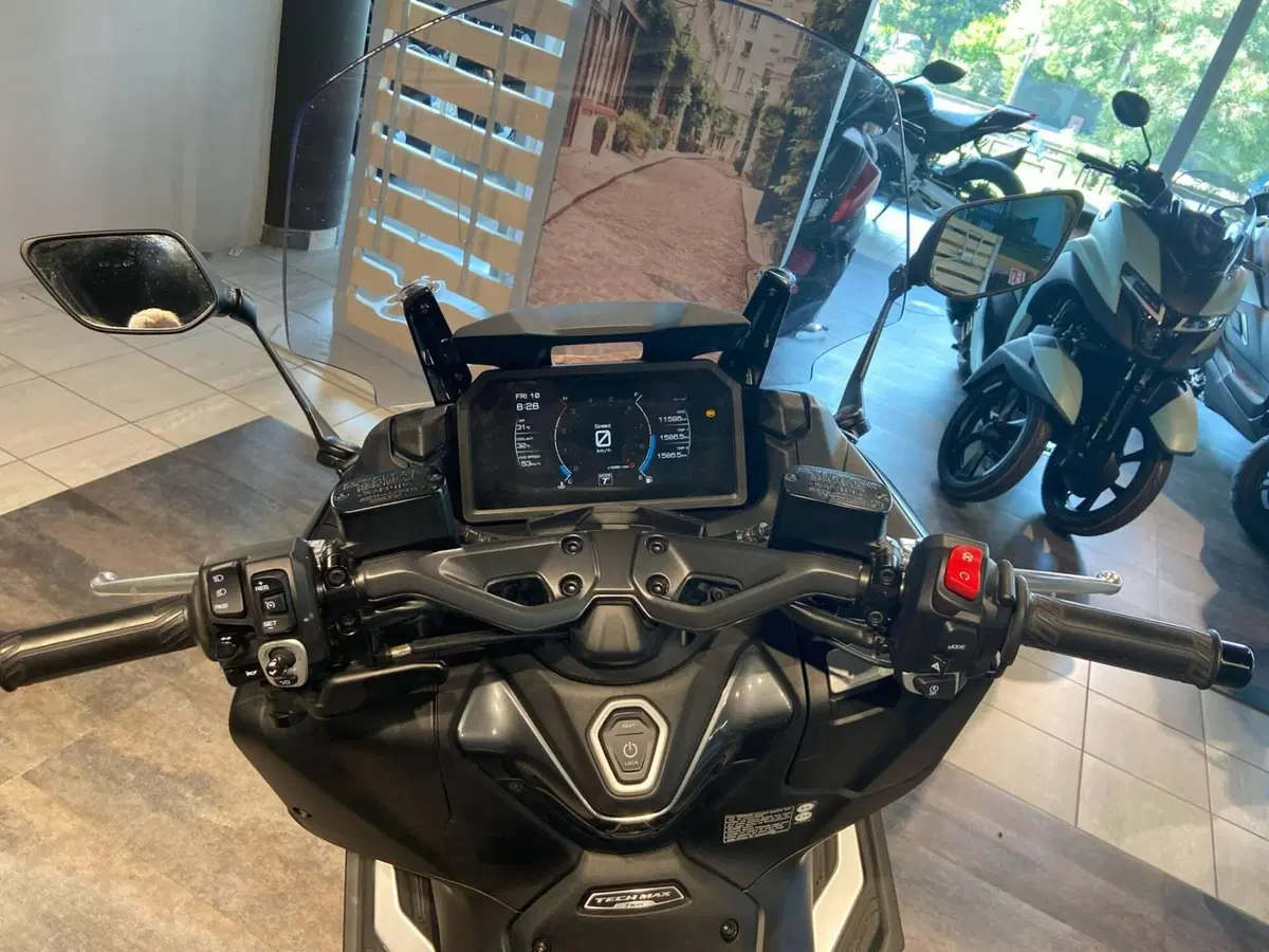 Yamaha T-Max 560 Tech Max (2022 - 24) (4)