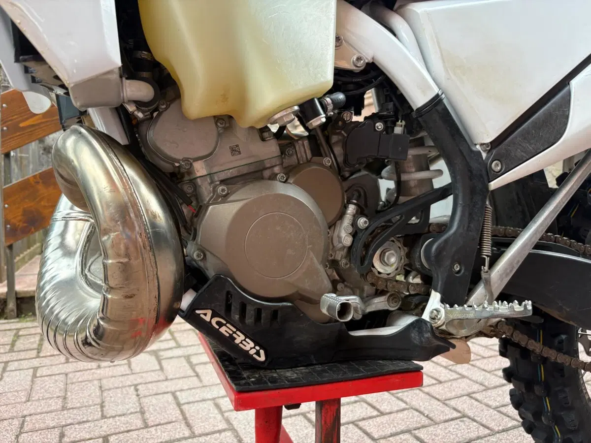 Husqvarna TE 300 Heritage (2023) (8)