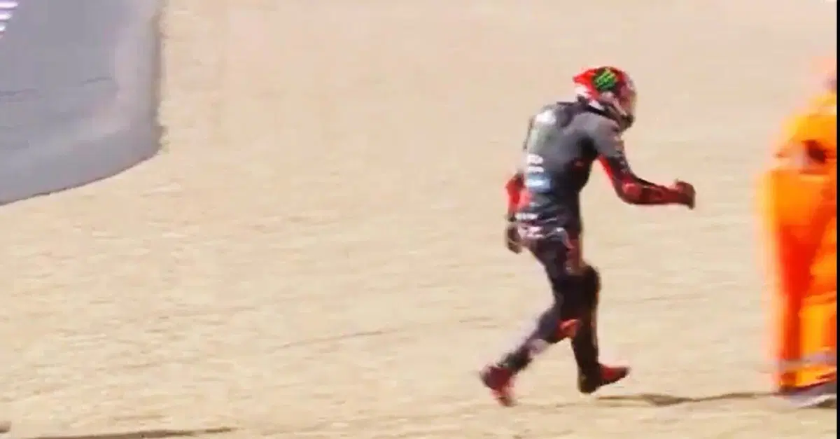 MotoGP 2026. GP della Repubblica Ceca a Brno. Moto accelerata dopo la caduta, Marco Bezzecchi ha dato uno schiaffo a un marshall [VIDEO]