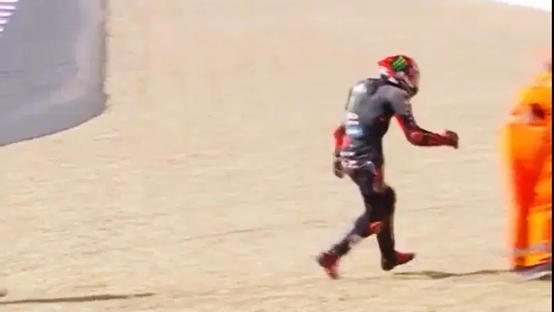 MotoGP 2026. GP della Repubblica Ceca a Brno. Moto accelerata dopo la caduta, Marco Bezzecchi ha dato uno schiaffo a un marshall [VIDEO]