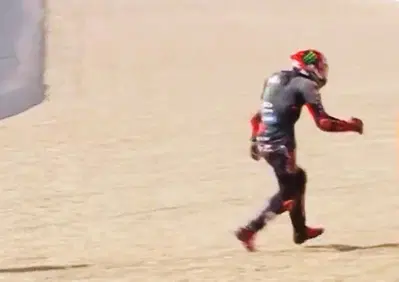 MotoGP 2026. GP della Repubblica Ceca a Brno. Moto accelerata dopo la caduta, Marco Bezzecchi ha dato uno schiaffo a un marshal [VIDEO]