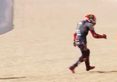 Moto accelerata dopo la caduta, Marco Bezzecchi ha dato uno schiaffo a un marshal [VIDEO]