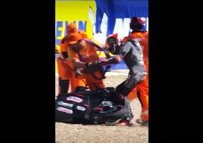 MotoGP 2026. GP della Repubblica Ceca a Brno. Schiaffo a un marshal, Marco Bezzecchi sospeso, GP finito per lui [VIDEO]