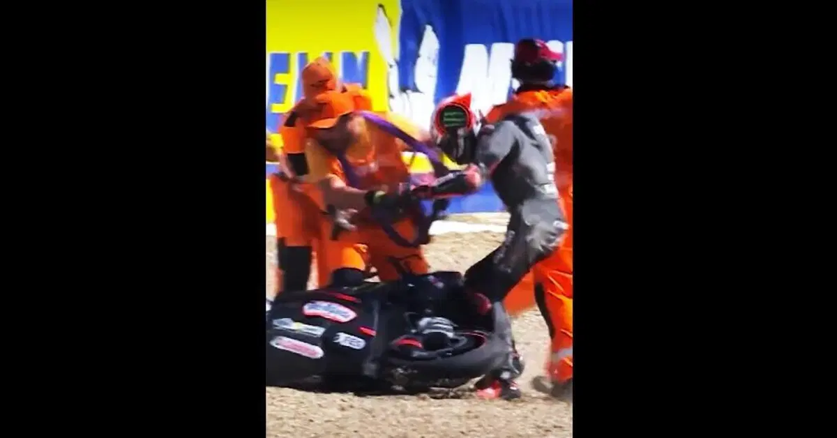 MotoGP 2026. GP della Repubblica Ceca a Brno. Schiaffo a un marshall, Marco Bezzecchi sospeso, GP finito per lui [VIDEO]