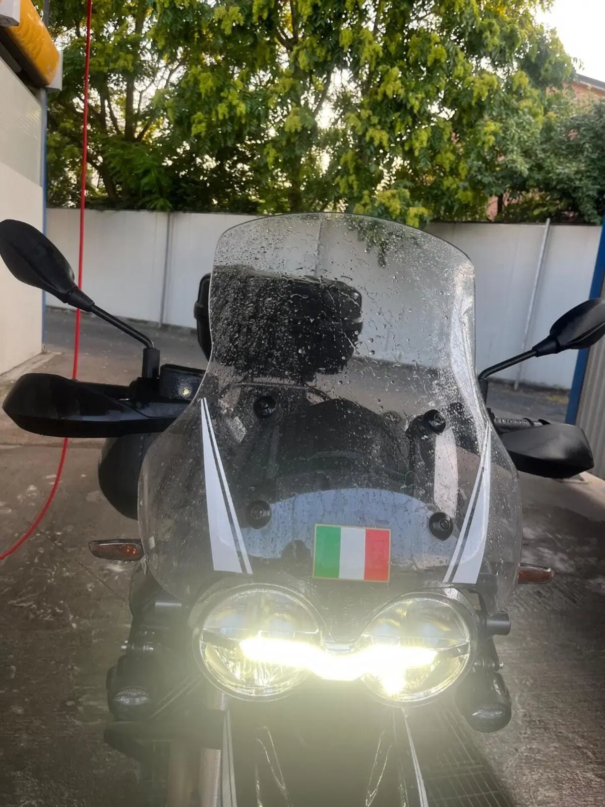 Moto Guzzi V85 TT Guardia d'Onore (2022 - 23) (5)