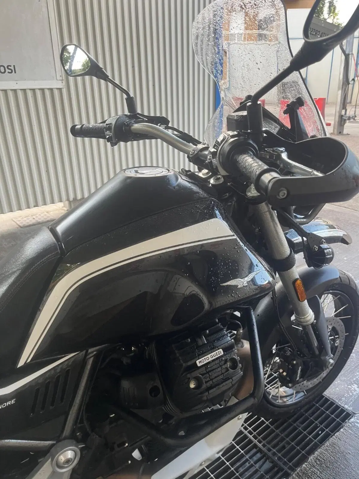 Moto Guzzi V85 TT Guardia d'Onore (2022 - 23) (7)