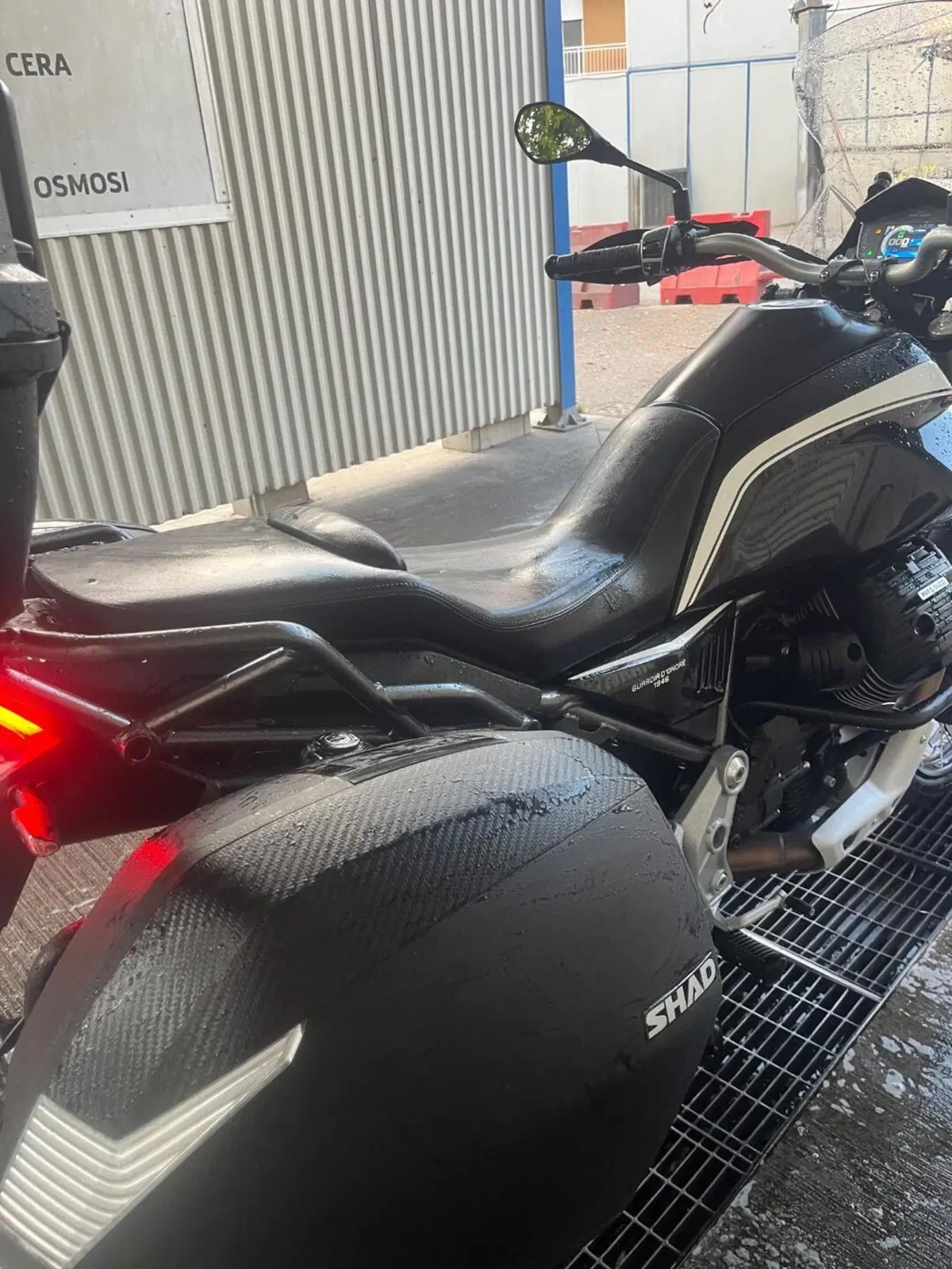 Moto Guzzi V85 TT Guardia d'Onore (2022 - 23) (9)