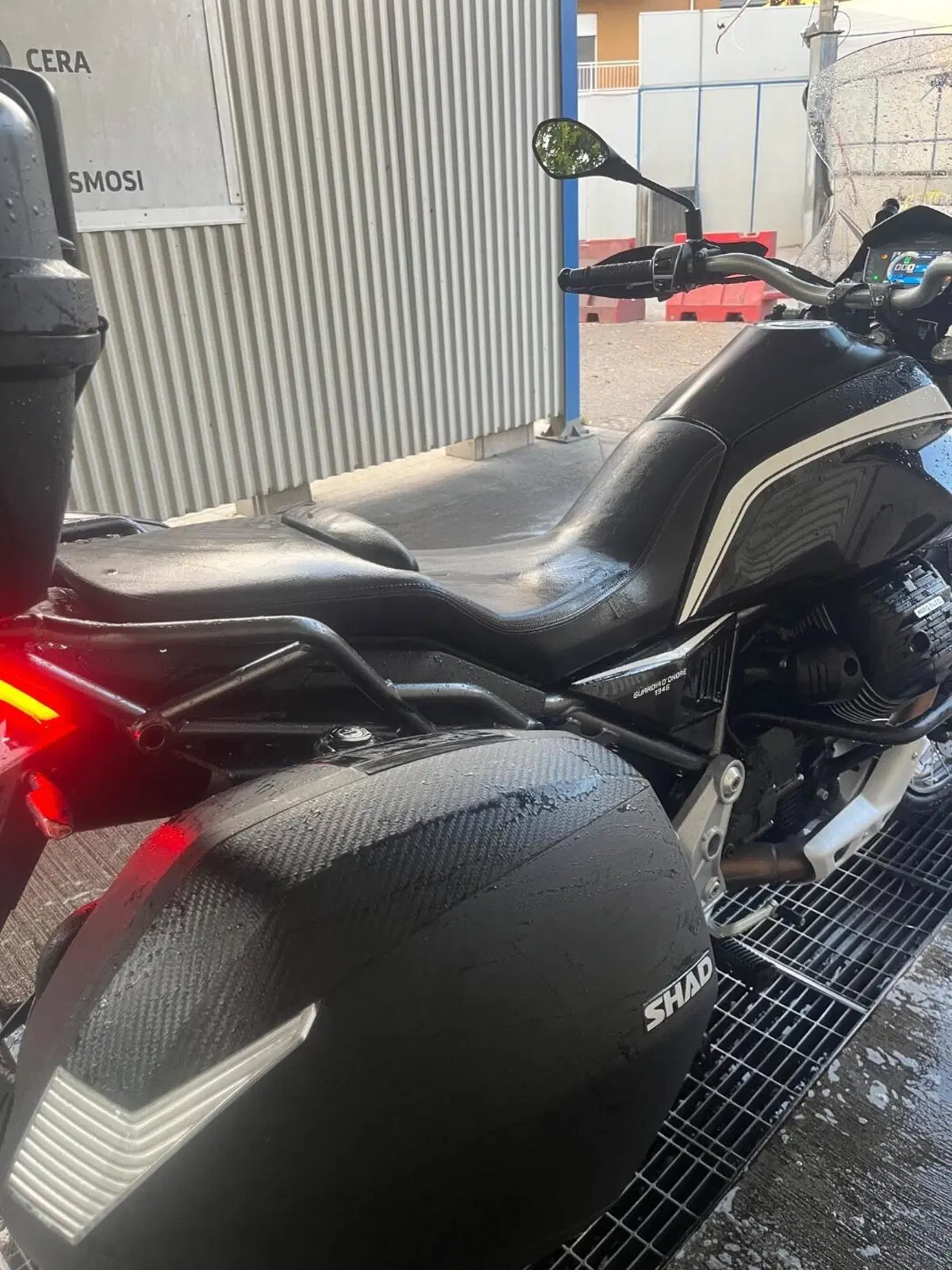 Moto Guzzi V85 TT Guardia d'Onore (2022 - 23) (10)