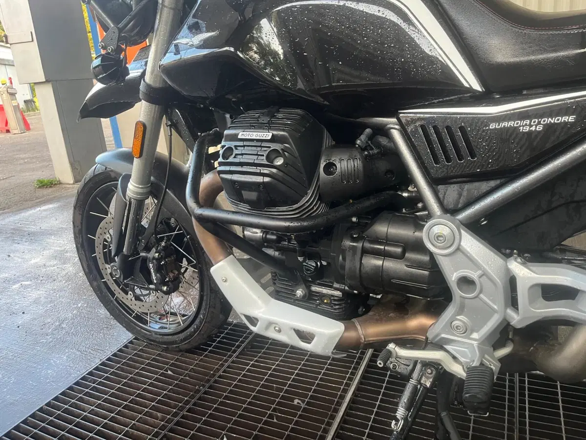 Moto Guzzi V85 TT Guardia d'Onore (2022 - 23) (11)