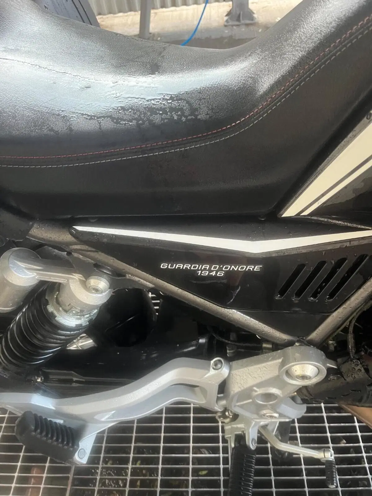 Moto Guzzi V85 TT Guardia d'Onore (2022 - 23) (13)