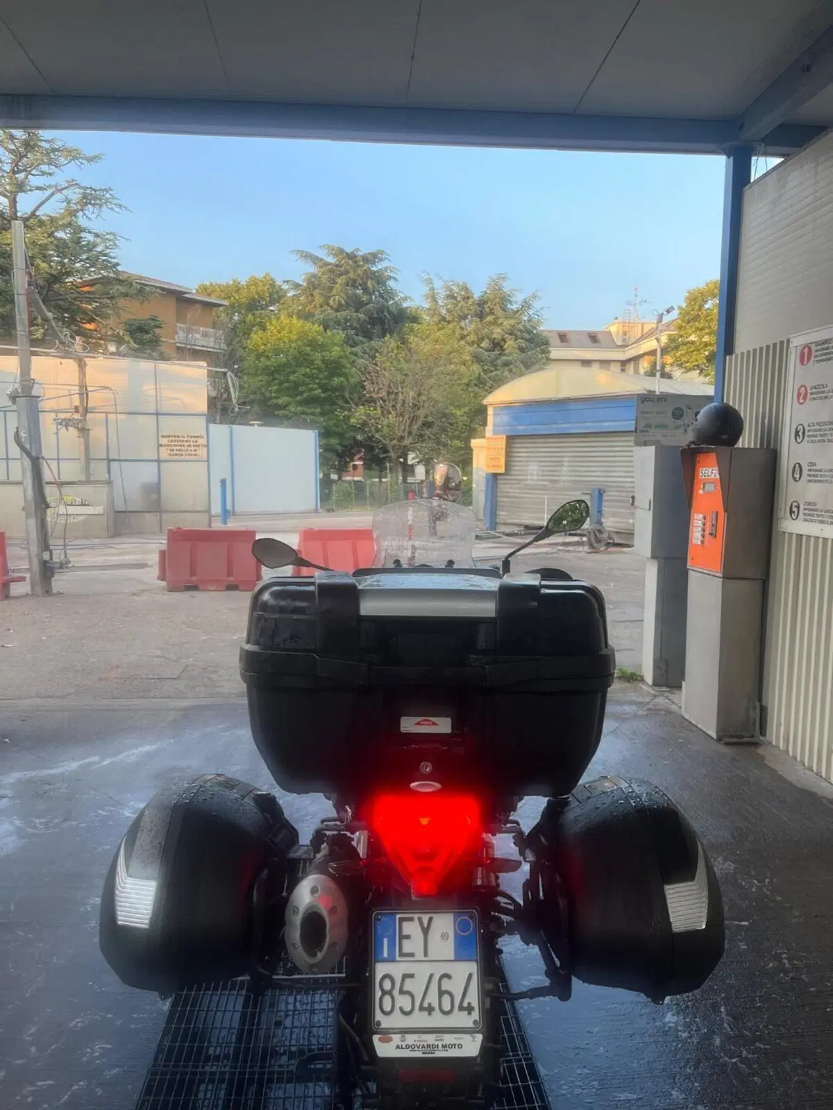 Moto Guzzi V85 TT Guardia d'Onore (2022 - 23) (16)