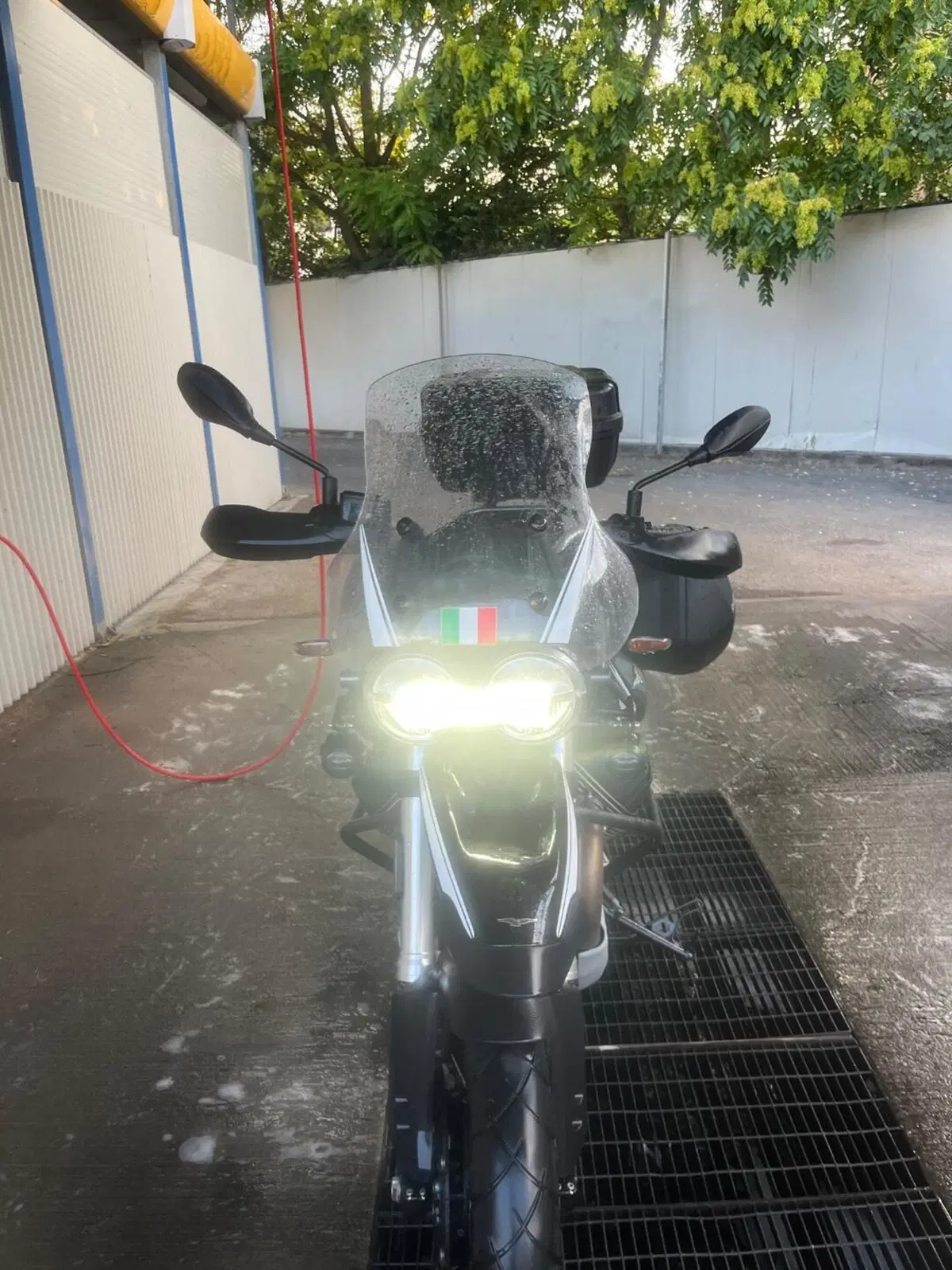 Moto Guzzi V85 TT Guardia d'Onore (2022 - 23) (17)