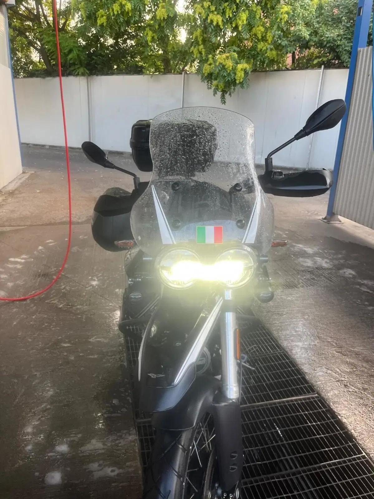 Moto Guzzi V85 TT Guardia d'Onore (2022 - 23) (18)