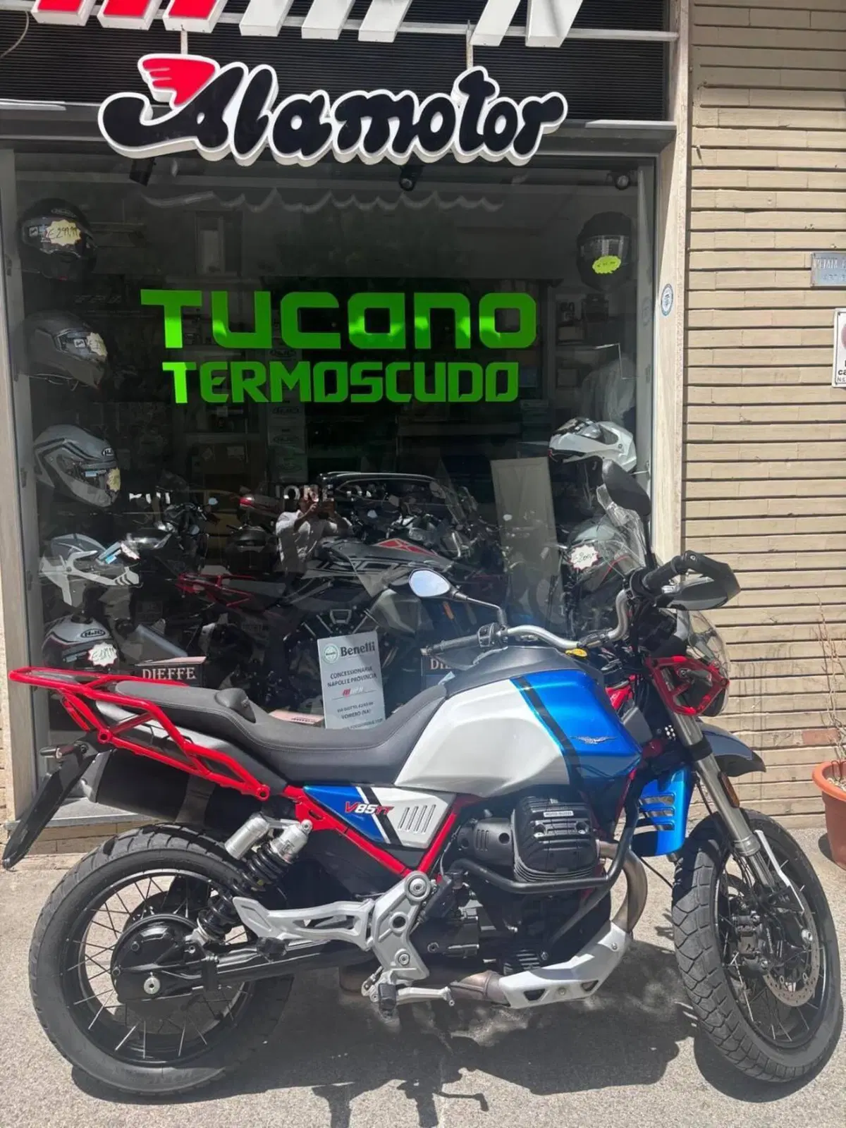 Moto Guzzi V85 TT Evocative Graphics (2021 - 23) (2)