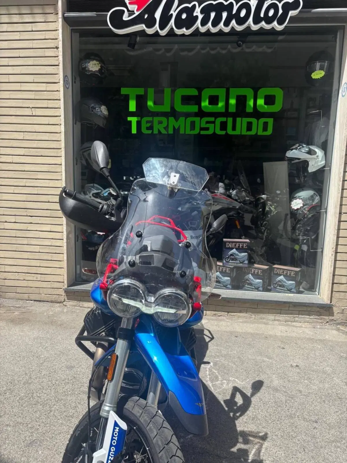 Moto Guzzi V85 TT Evocative Graphics (2021 - 23)