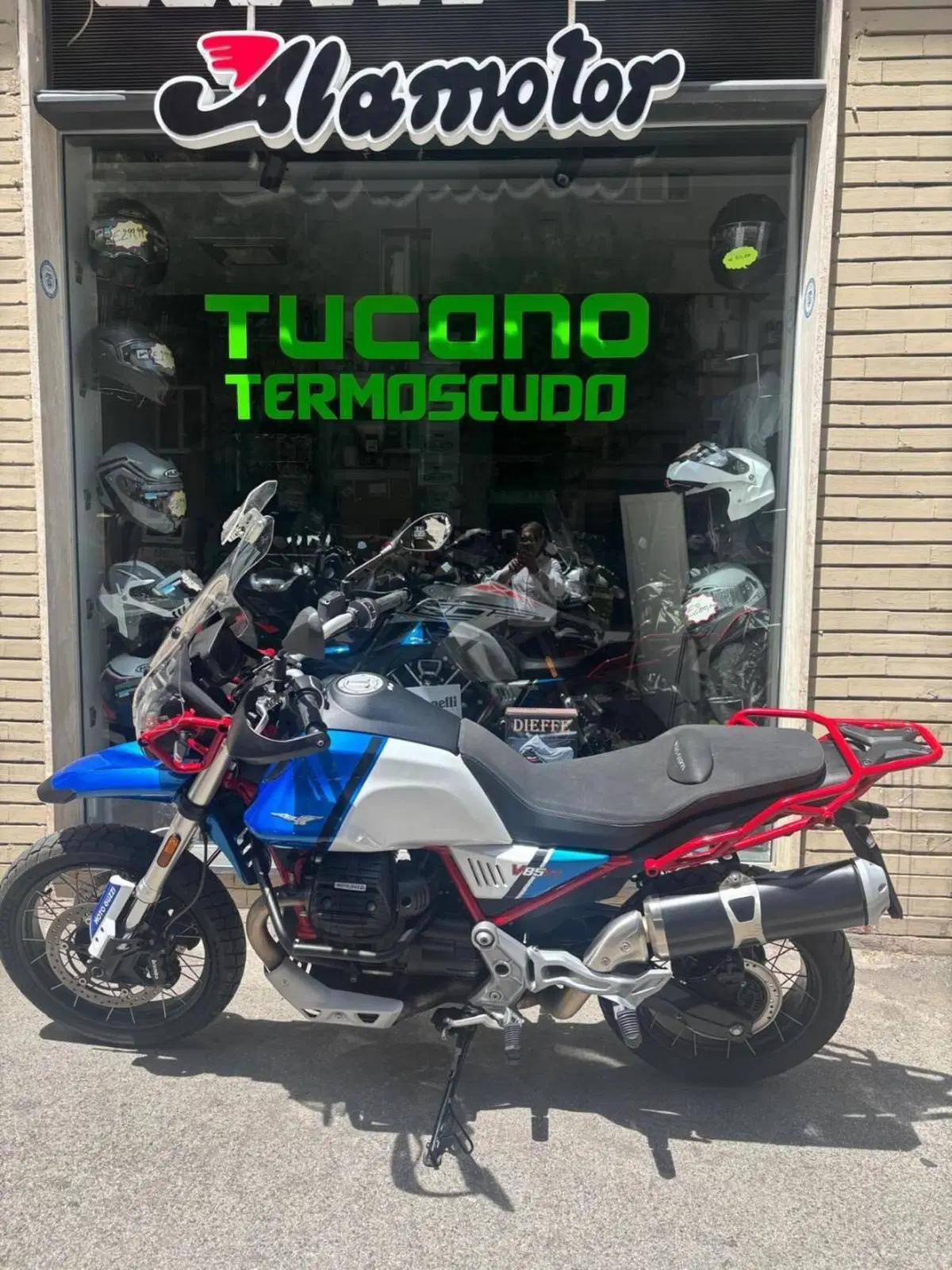Moto Guzzi V85 TT Evocative Graphics (2021 - 23) (3)
