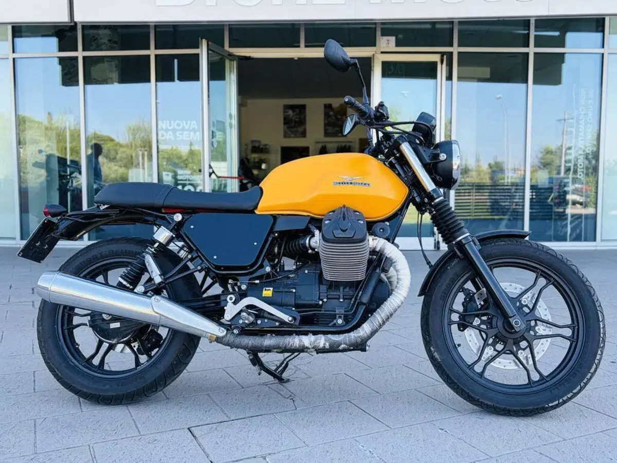 Moto Guzzi V7 II Stone (2015 - 17) (2)
